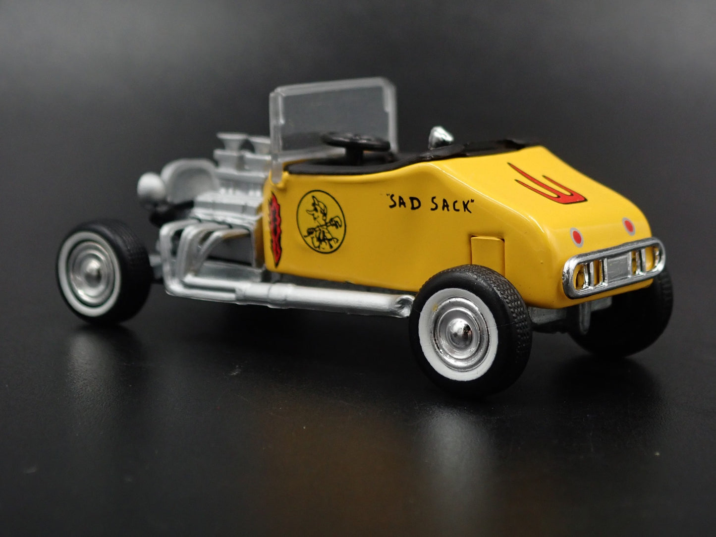 1927 27 FORD MODEL T ROADSTER 1:64 SCALE COLLECTIBLE DIORAMA DIECAST MODEL CAR
