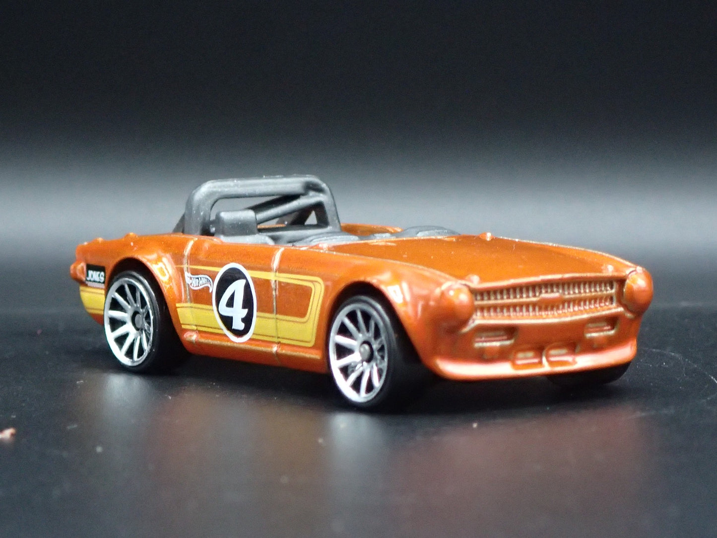 1968-1976 TRIUMPH TR6 CONVERTIBLE ORANGE 1:64 SCALE DIORAMA DIECAST MODEL CAR