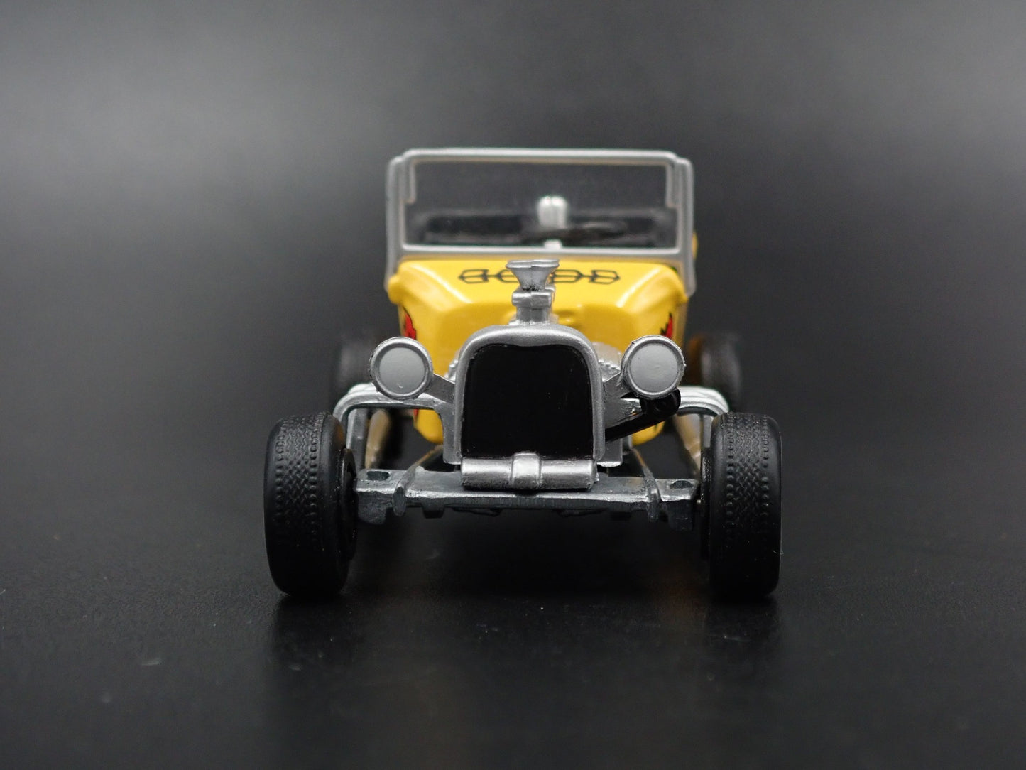 1927 27 FORD MODEL T ROADSTER 1:64 SCALE COLLECTIBLE DIORAMA DIECAST MODEL CAR
