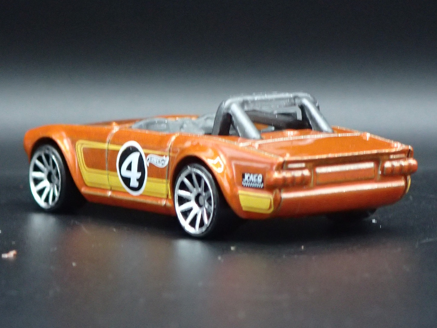 1968-1976 TRIUMPH TR6 CONVERTIBLE ORANGE 1:64 SCALE DIORAMA DIECAST MODEL CAR