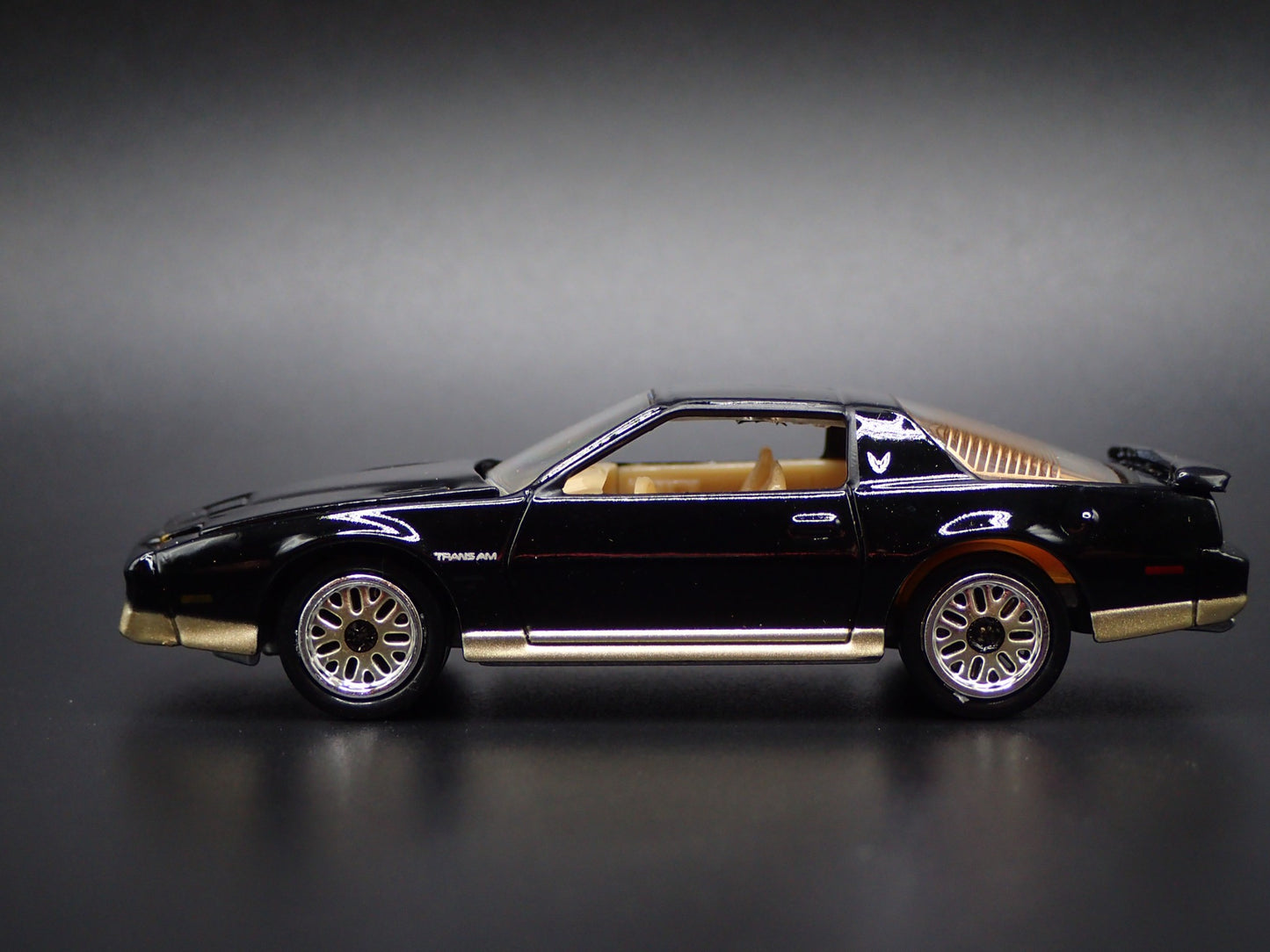 1986 86 PONTIAC FIREBIRD TRANS AM TA BLACK 1:64 SCALE DIORAMA DIECAST MODEL CAR