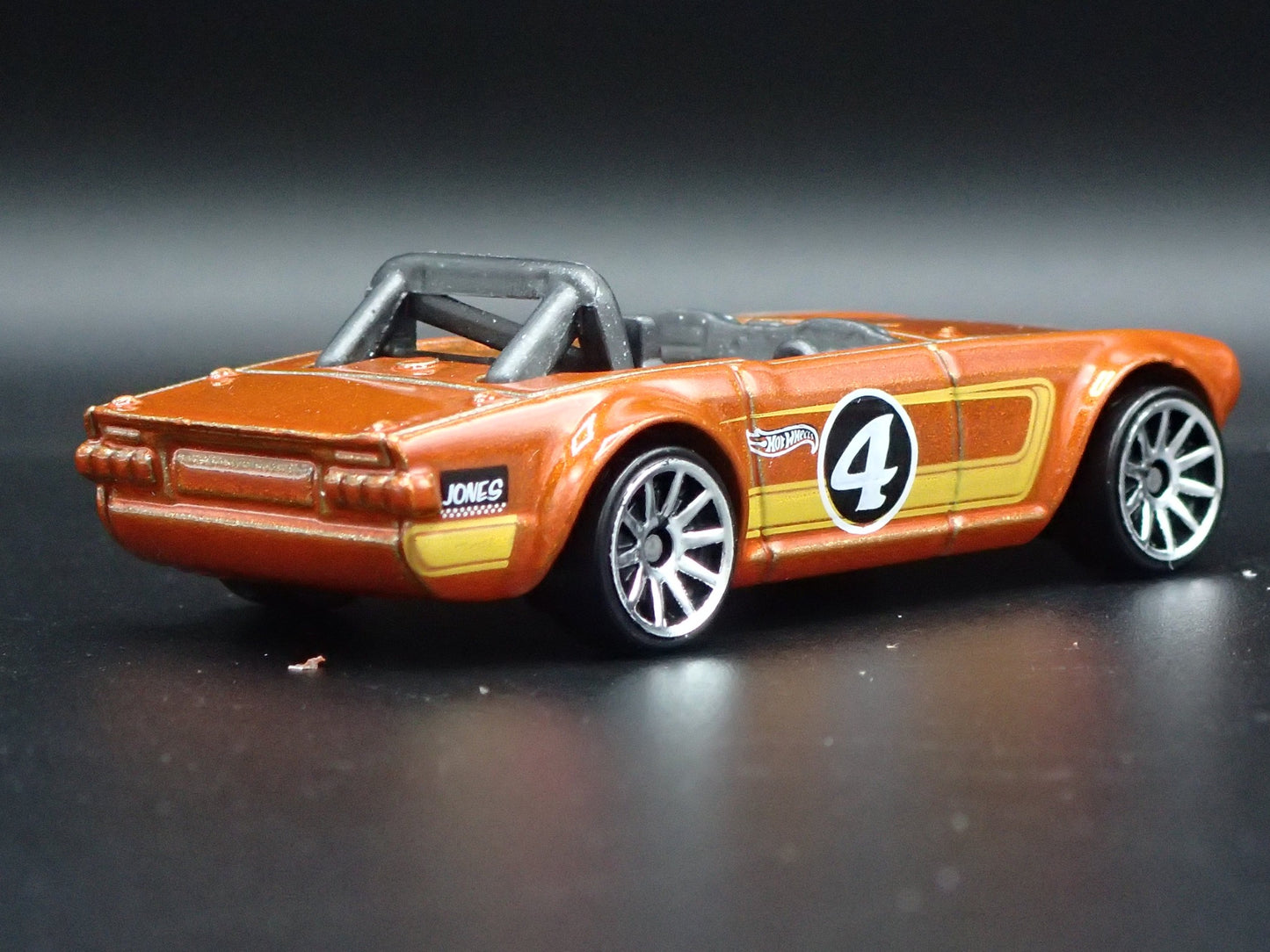 1968-1976 TRIUMPH TR6 CONVERTIBLE ORANGE 1:64 SCALE DIORAMA DIECAST MODEL CAR