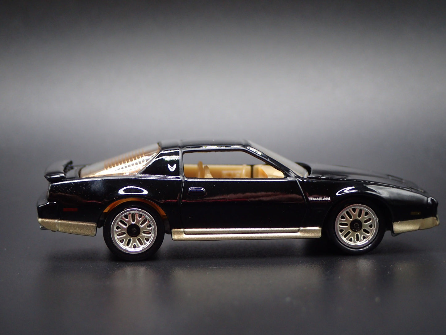 1986 86 PONTIAC FIREBIRD TRANS AM TA BLACK 1:64 SCALE DIORAMA DIECAST MODEL CAR