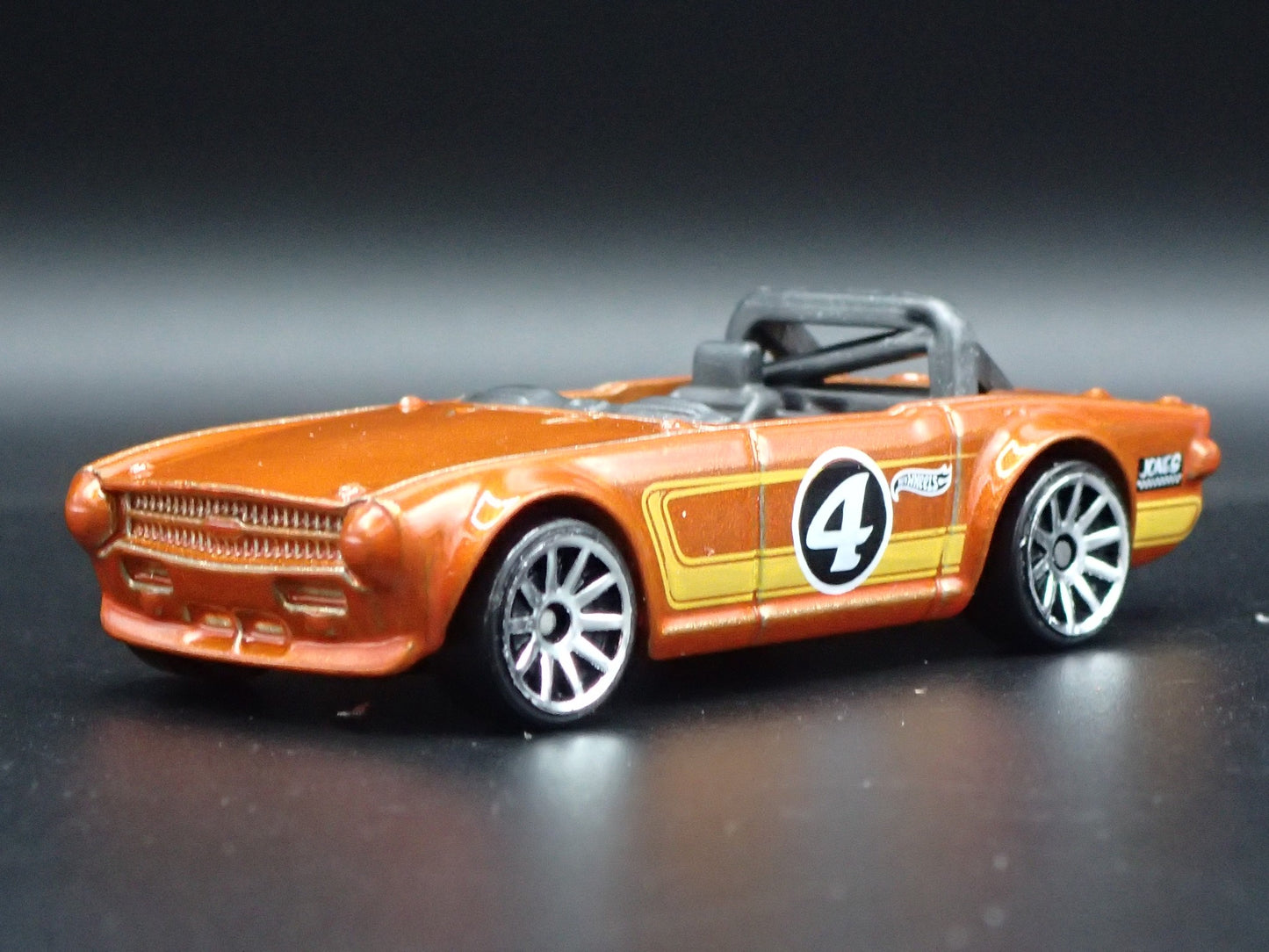 1968-1976 TRIUMPH TR6 CONVERTIBLE ORANGE 1:64 SCALE DIORAMA DIECAST MODEL CAR
