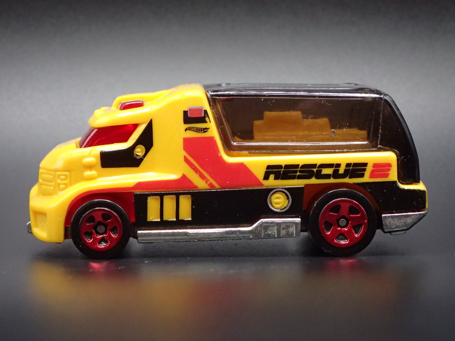 FIRE ENGINE TRUCK RAPID RESPONSE RESCUE YELLOW 1:64 HW SCALE DIECAST MODEL CAR