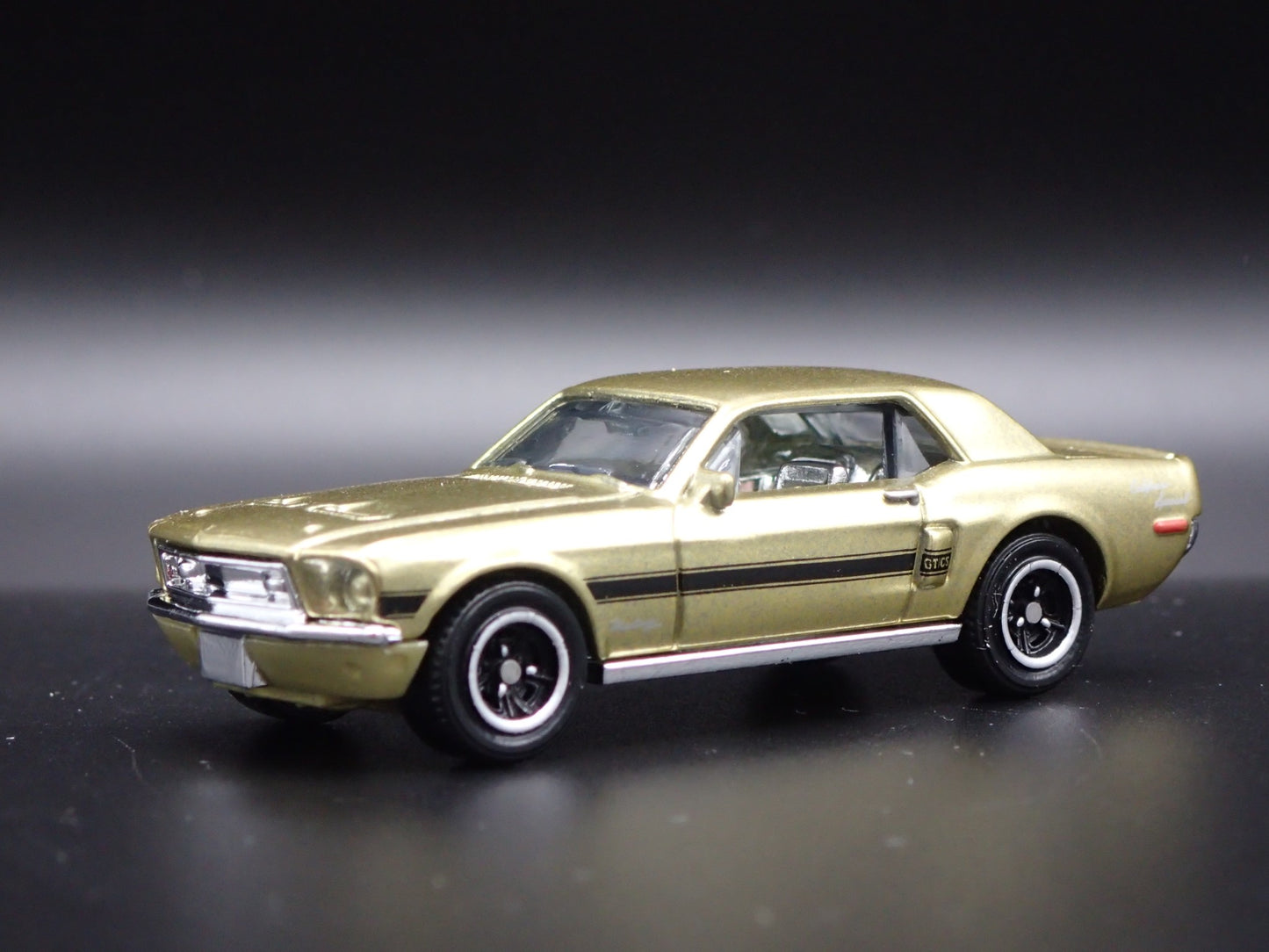 1968 68 FORD MUSTANG COUPE GTGS 1:64 SCALE COLLECTIBLE DIORAMA DIECAST MODEL CAR