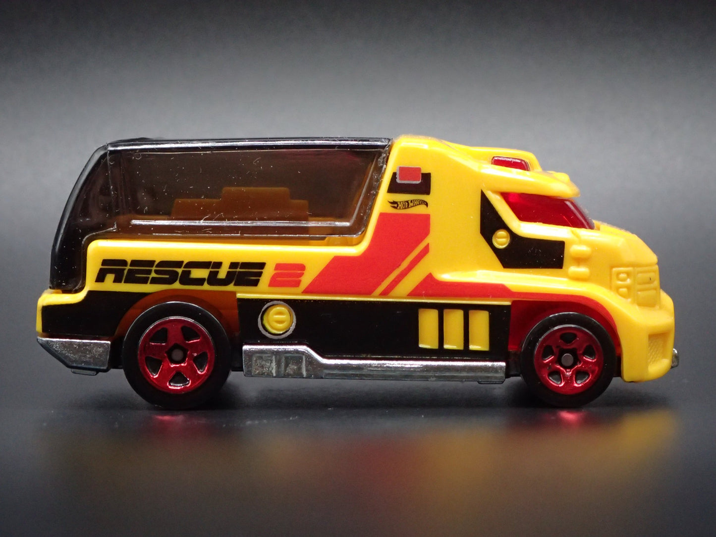FIRE ENGINE TRUCK RAPID RESPONSE RESCUE YELLOW 1:64 HW SCALE DIECAST MODEL CAR