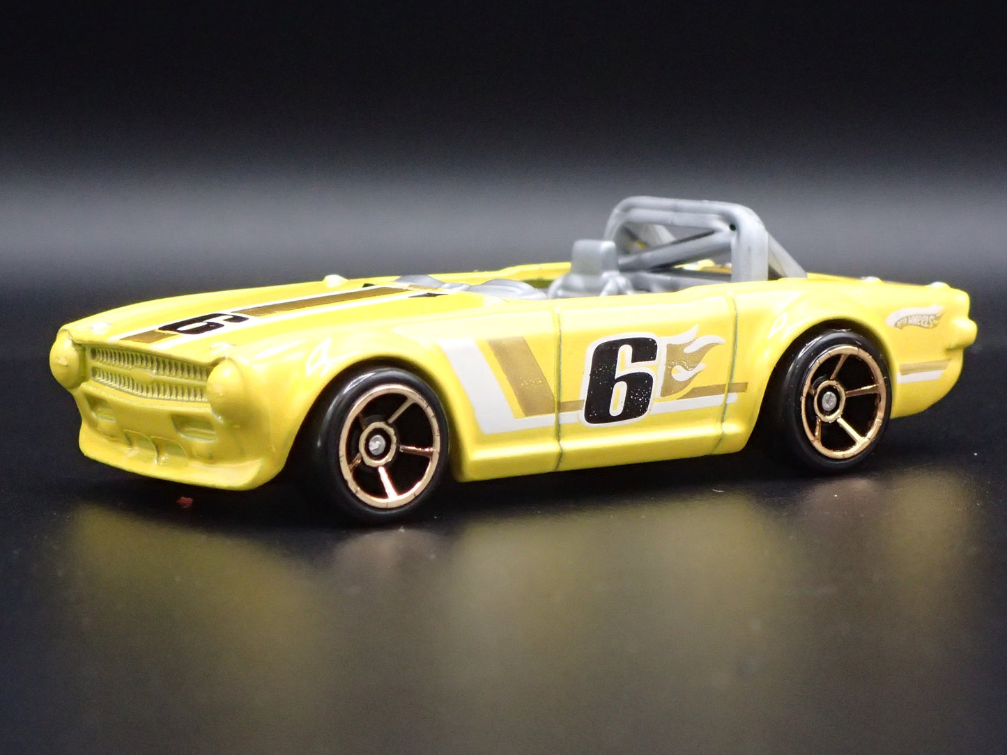 1968-1976 TRIUMPH TR6 CONVERTIBLE YELLOW 1:64 SCALE DIORAMA DIECAST MODEL CAR