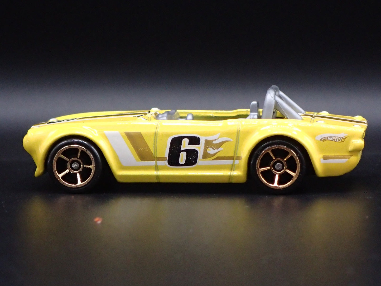 1968-1976 TRIUMPH TR6 CONVERTIBLE YELLOW 1:64 SCALE DIORAMA DIECAST MODEL CAR