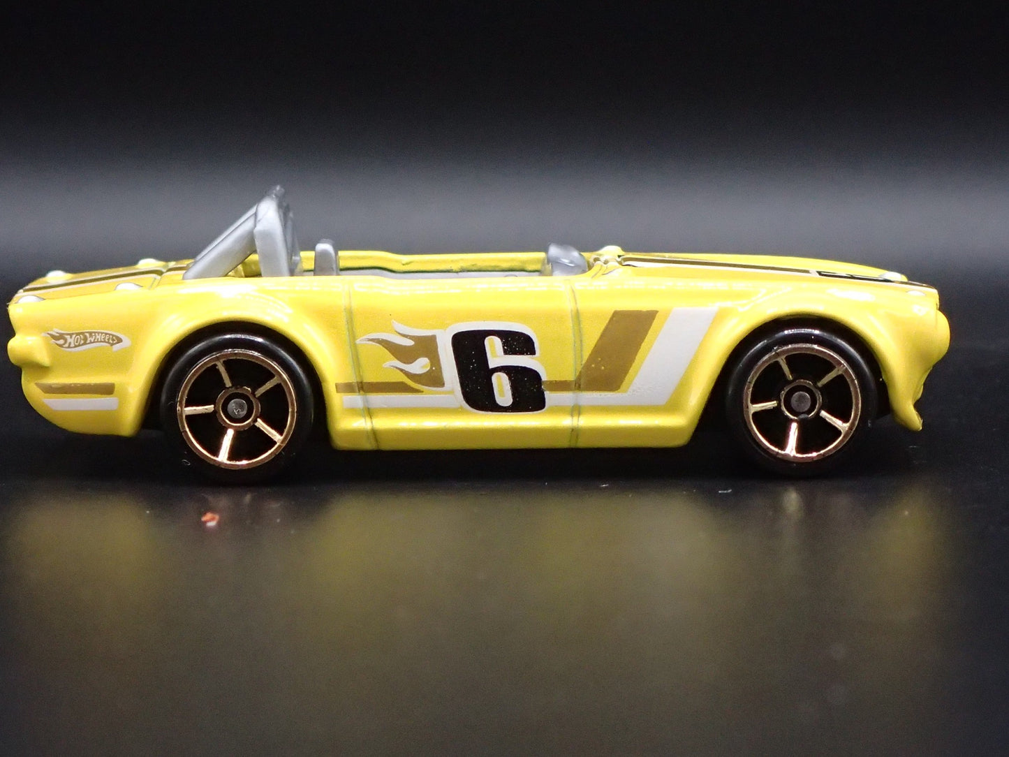 1968-1976 TRIUMPH TR6 CONVERTIBLE YELLOW 1:64 SCALE DIORAMA DIECAST MODEL CAR