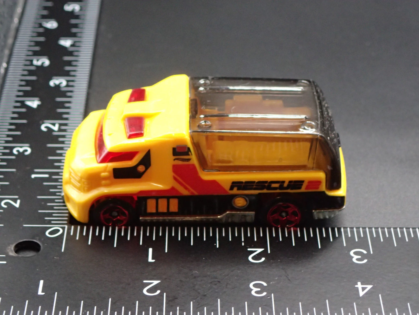 FIRE ENGINE TRUCK RAPID RESPONSE RESCUE YELLOW 1:64 HW SCALE DIECAST MODEL CAR
