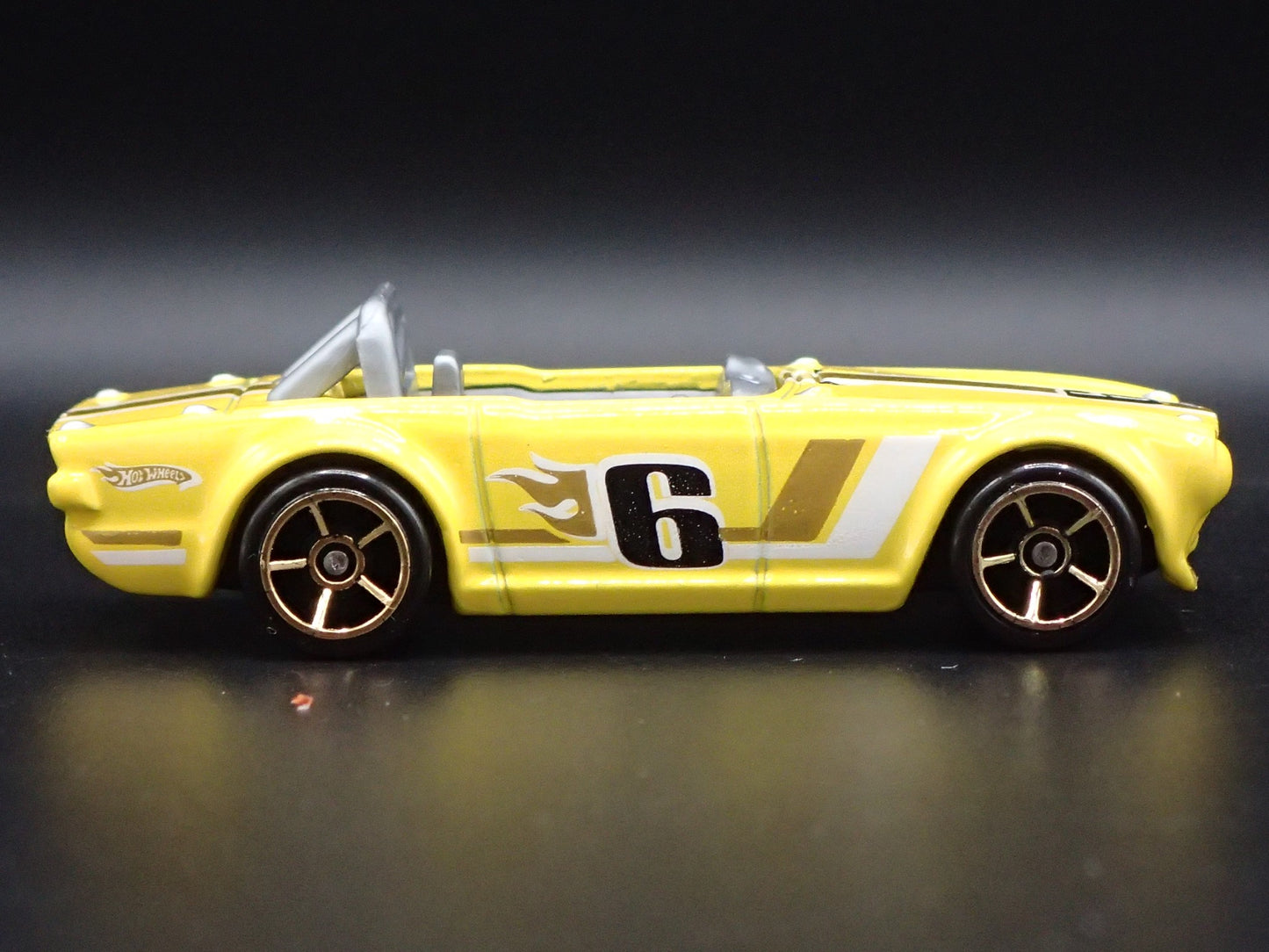 1968-1976 TRIUMPH TR6 CONVERTIBLE YELLOW 1:64 SCALE DIORAMA DIECAST MODEL CAR