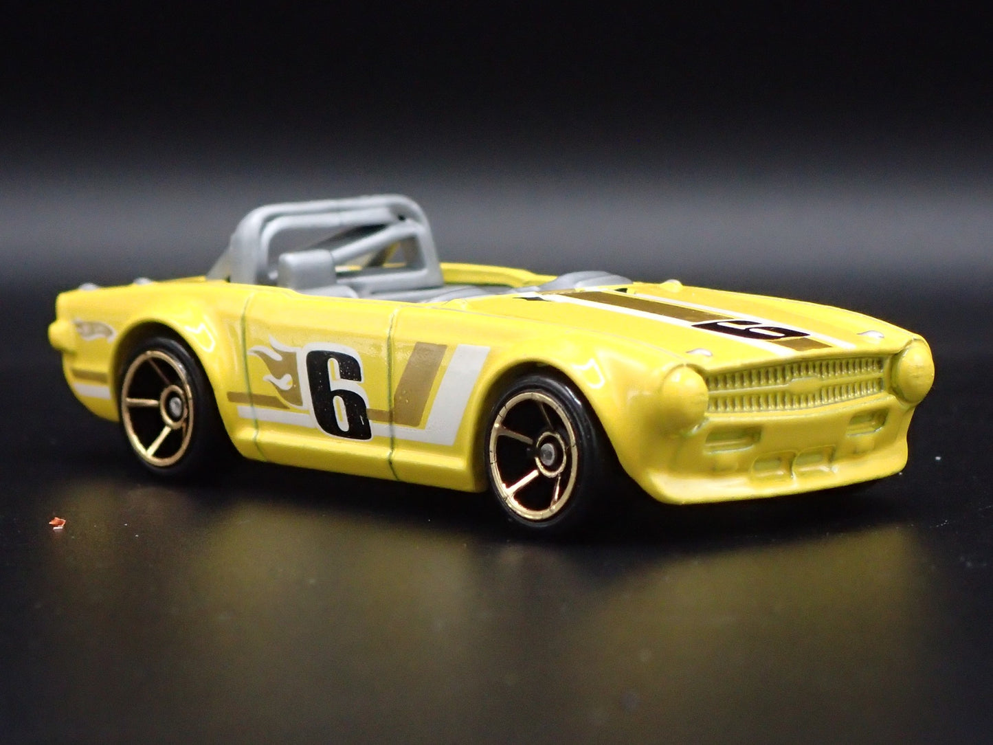 1968-1976 TRIUMPH TR6 CONVERTIBLE YELLOW 1:64 SCALE DIORAMA DIECAST MODEL CAR