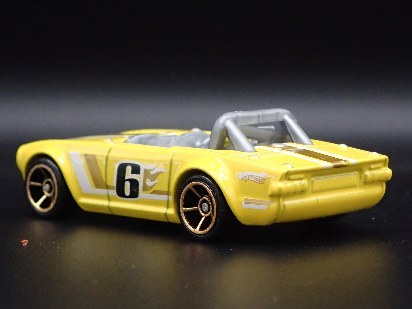 1968-1976 TRIUMPH TR6 CONVERTIBLE YELLOW 1:64 SCALE DIORAMA DIECAST MODEL CAR