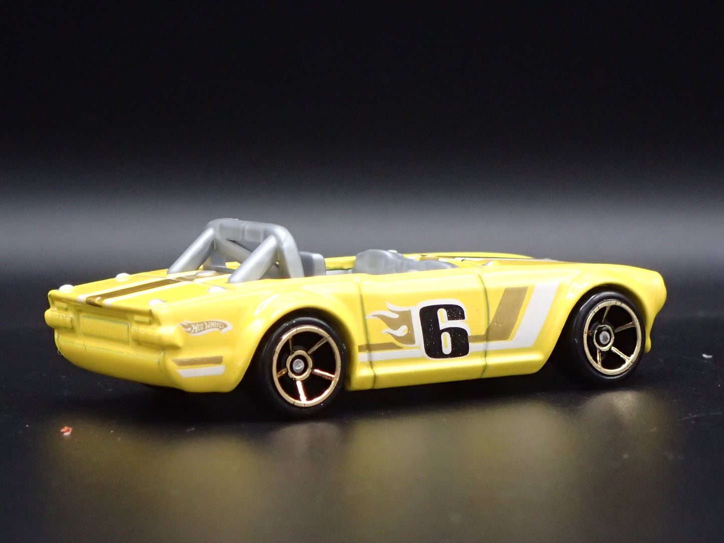 1968-1976 TRIUMPH TR6 CONVERTIBLE YELLOW 1:64 SCALE DIORAMA DIECAST MODEL CAR