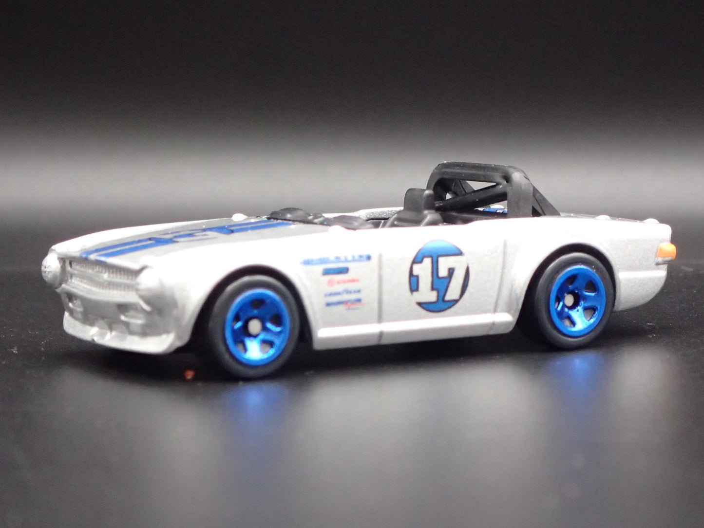 1968-1976 TRIUMPH TR6 CONVERTIBLE SILVER 1:64 SCALE DIORAMA DIECAST MODEL CAR