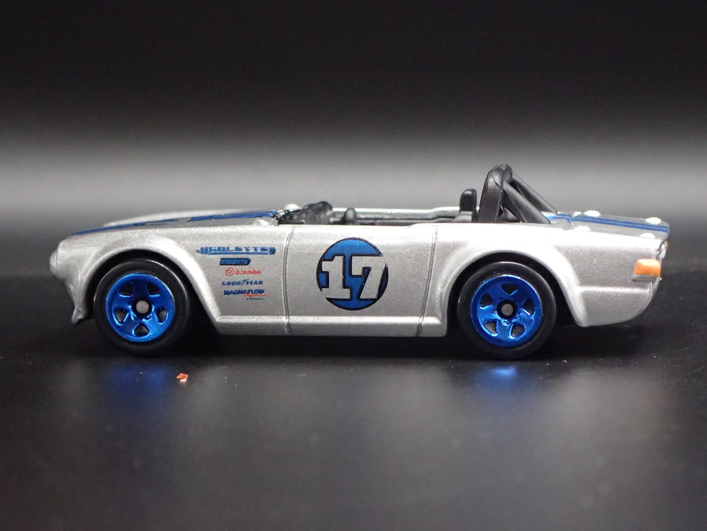 1968-1976 TRIUMPH TR6 CONVERTIBLE SILVER 1:64 SCALE DIORAMA DIECAST MODEL CAR