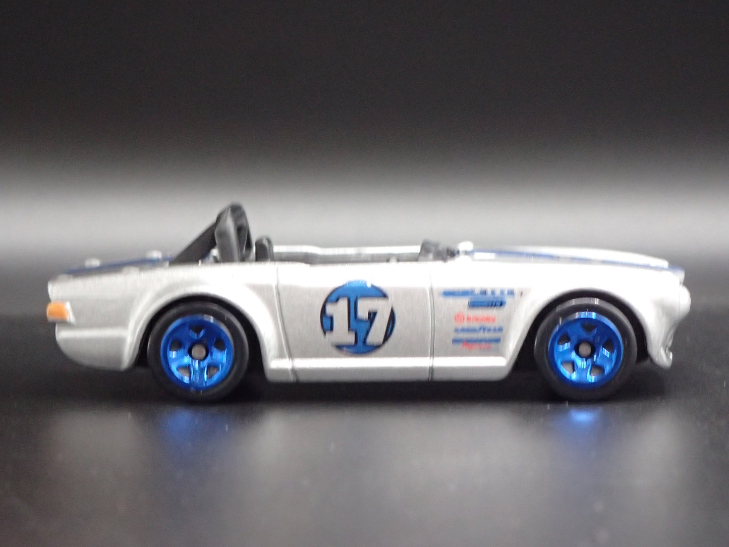 1968-1976 TRIUMPH TR6 CONVERTIBLE SILVER 1:64 SCALE DIORAMA DIECAST MODEL CAR