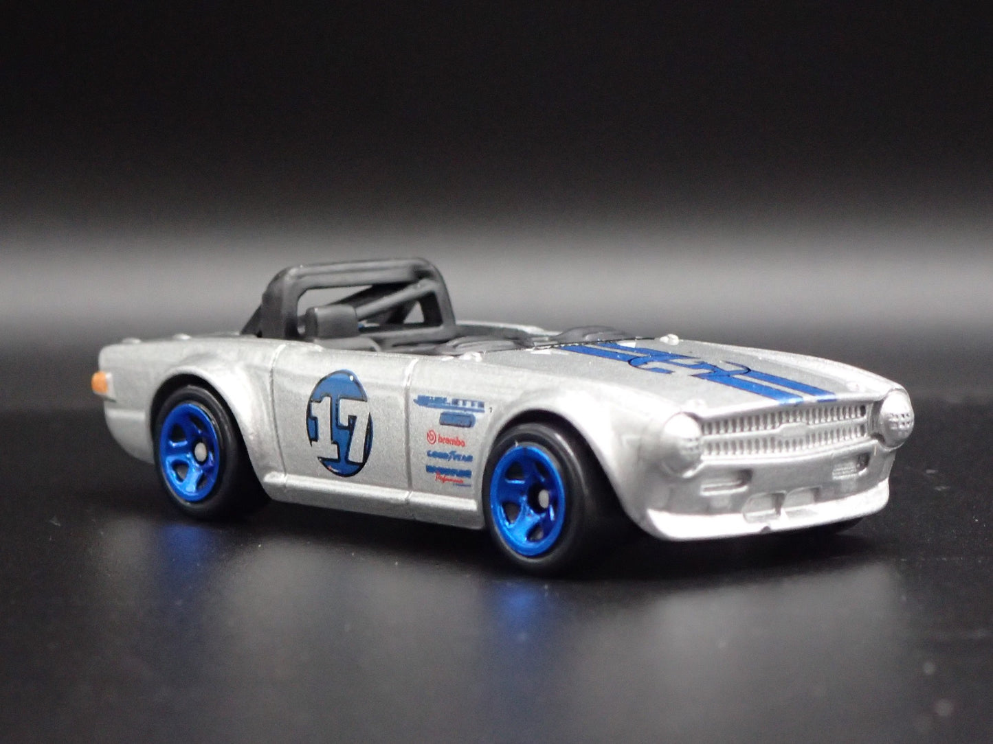 1968-1976 TRIUMPH TR6 CONVERTIBLE SILVER 1:64 SCALE DIORAMA DIECAST MODEL CAR