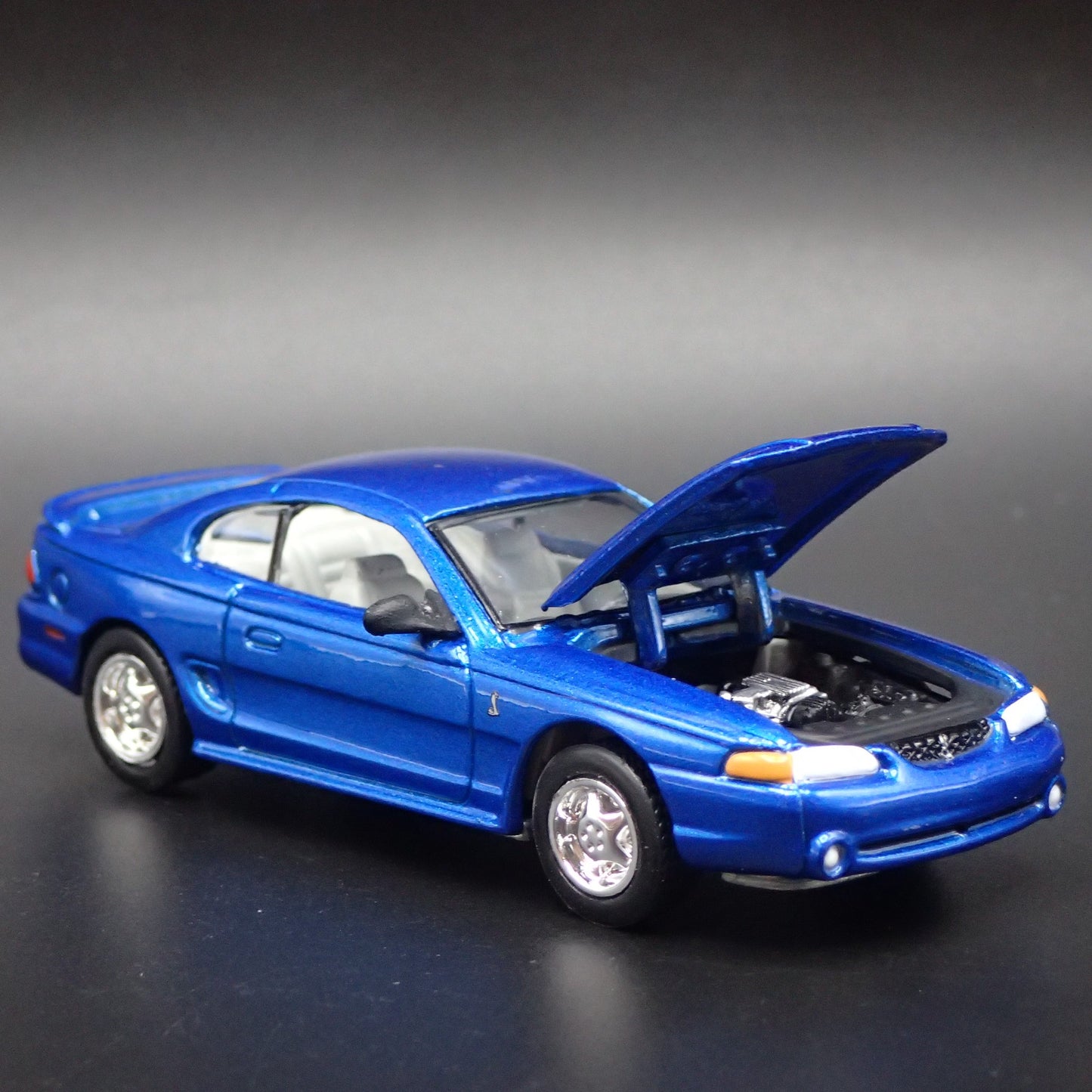 1994-1998 FORD MUSTANG COBRA 1:64 SCALE COLLECTIBLE DIORAMA DIECAST MODEL CAR