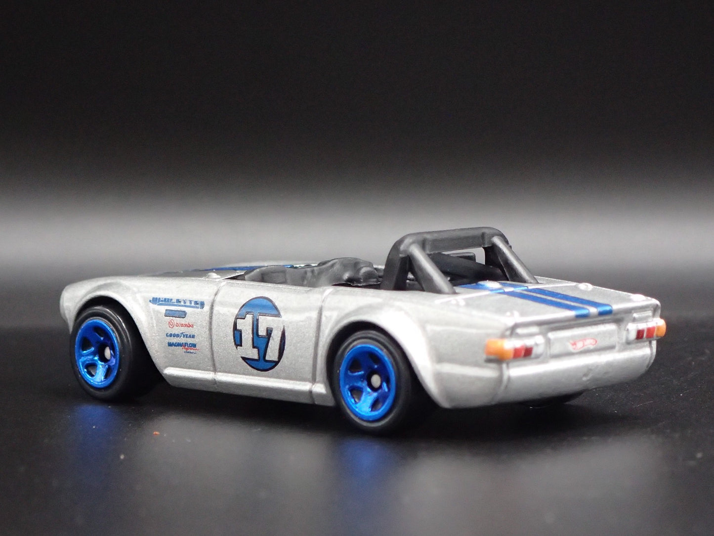 1968-1976 TRIUMPH TR6 CONVERTIBLE SILVER 1:64 SCALE DIORAMA DIECAST MODEL CAR