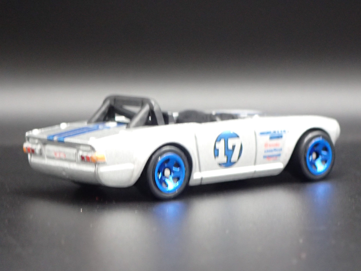 1968-1976 TRIUMPH TR6 CONVERTIBLE SILVER 1:64 SCALE DIORAMA DIECAST MODEL CAR