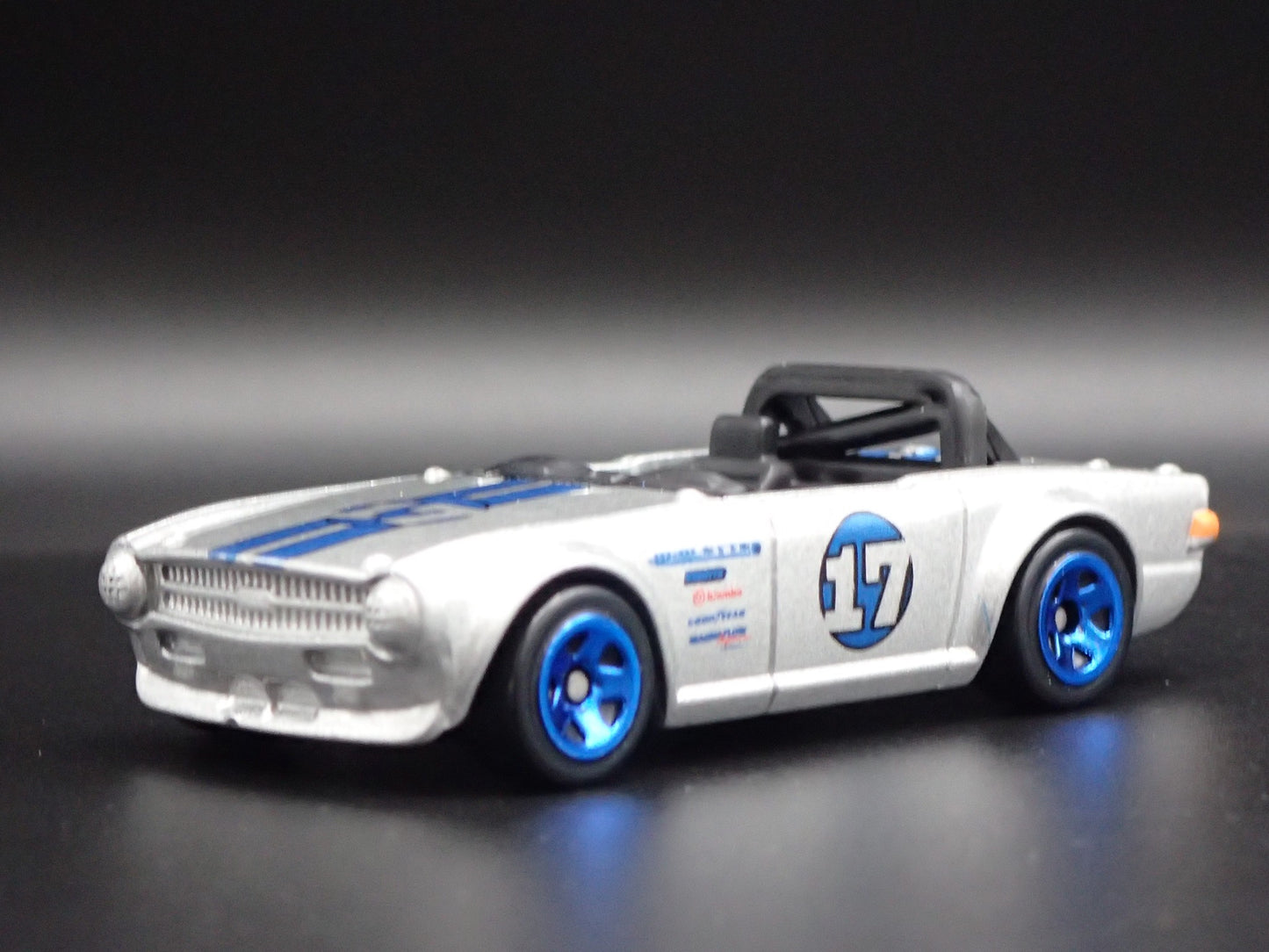 1968-1976 TRIUMPH TR6 CONVERTIBLE SILVER 1:64 SCALE DIORAMA DIECAST MODEL CAR