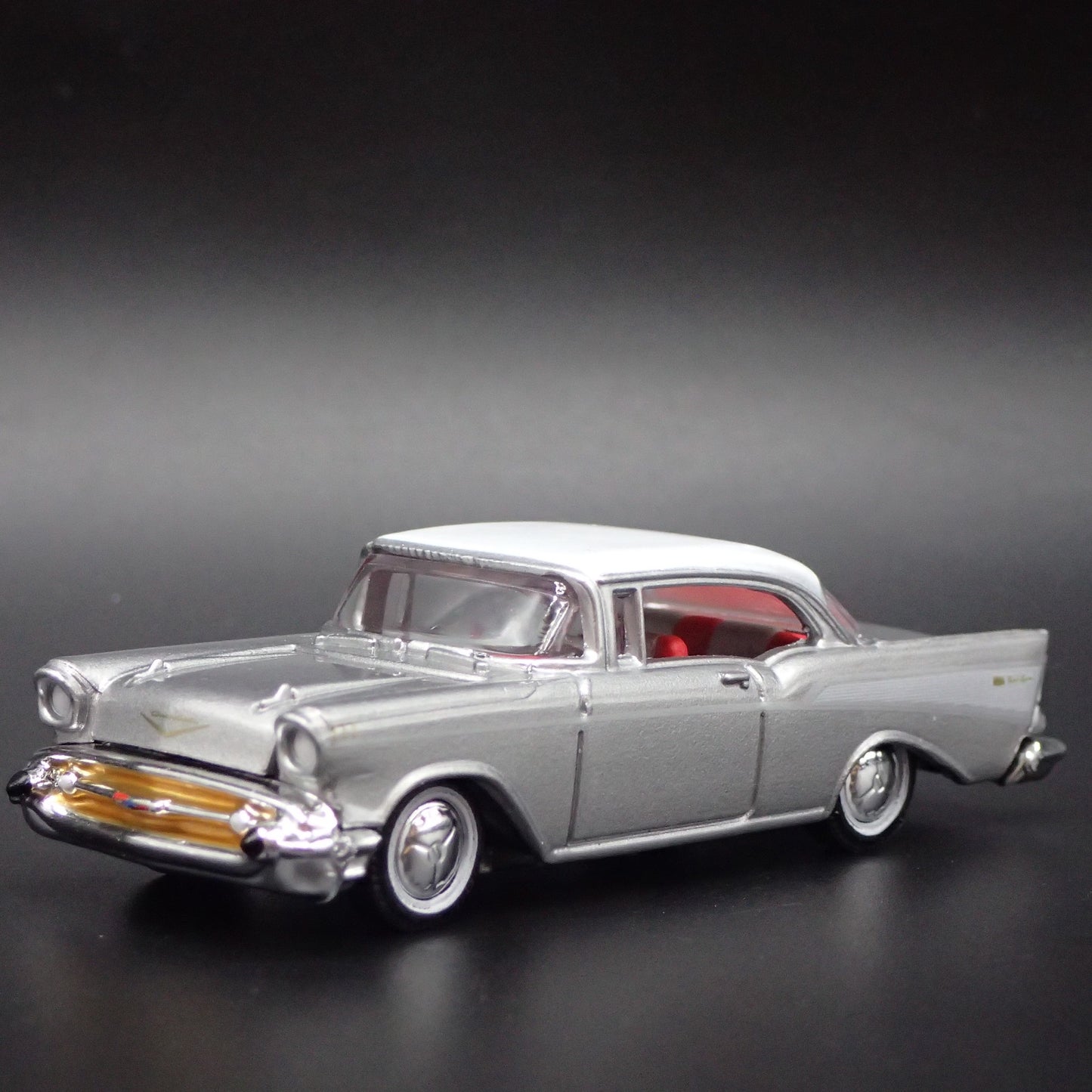 1957 57 CHEVY CHEVROLET BEL AIR SILVER RARE 1:64 SCALE DIORAMA DIECAST MODEL CAR