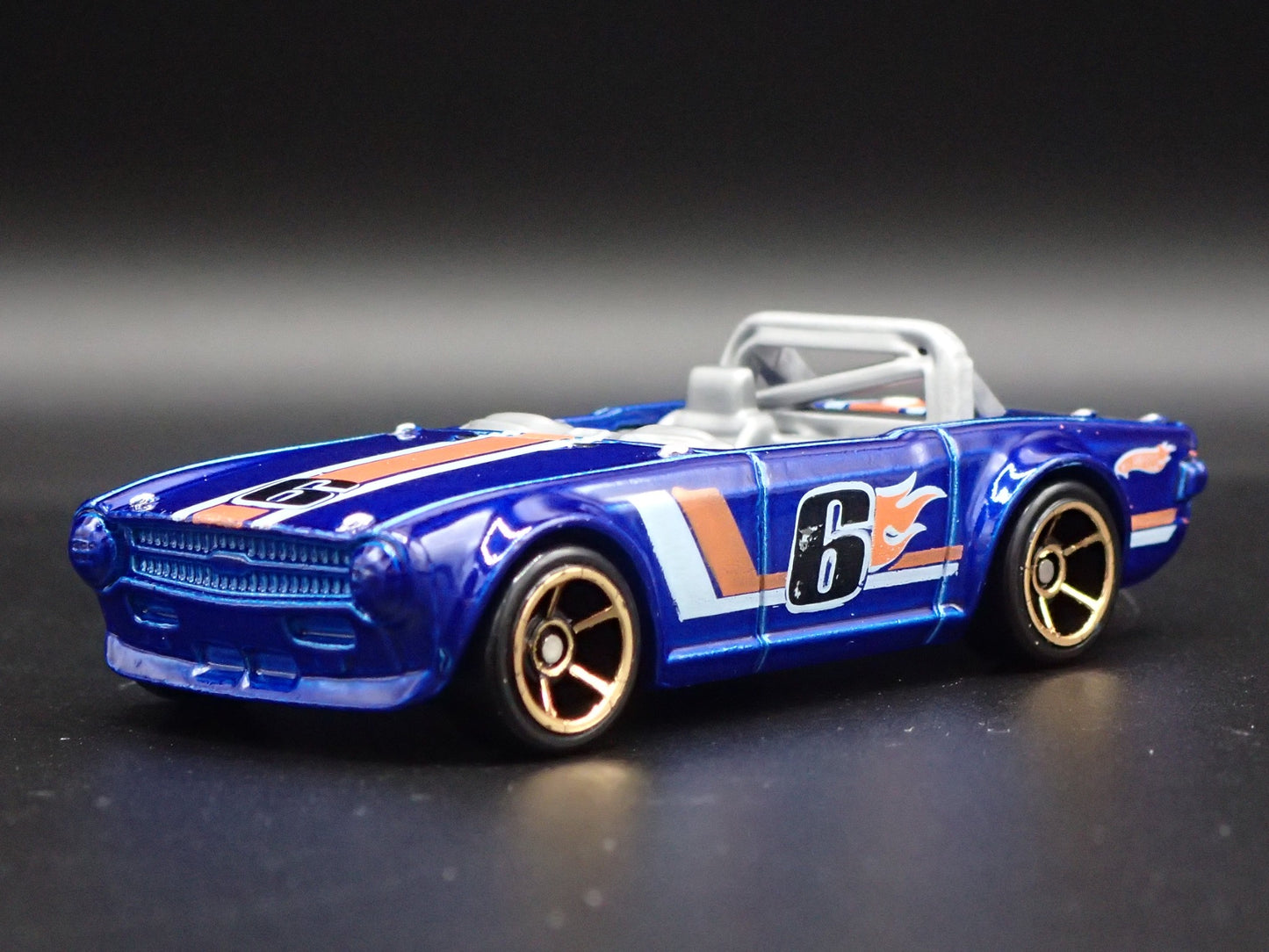 1968-1976 TRIUMPH TR6 CONVERTIBLE BLUE 1:64 SCALE DIORAMA DIECAST MODEL CAR