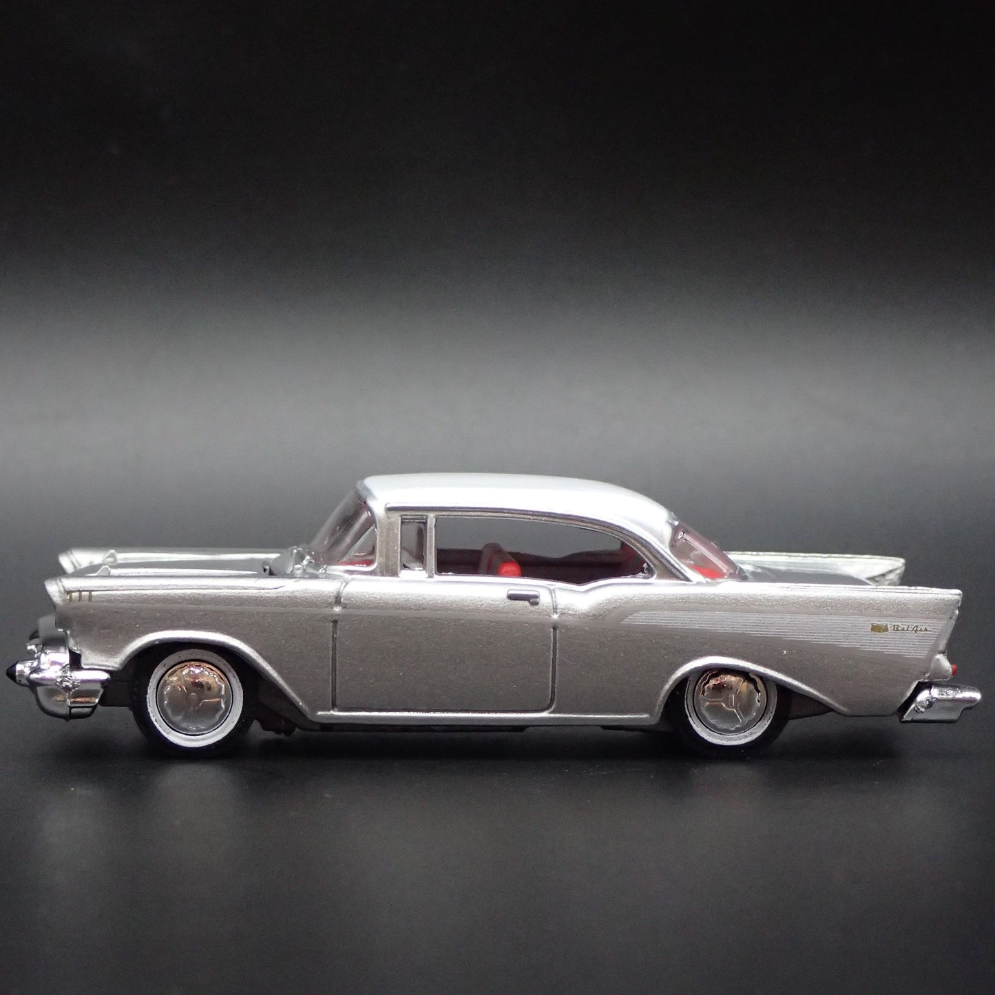 1957 57 CHEVY CHEVROLET BEL AIR SILVER RARE 1:64 SCALE DIORAMA DIECAST MODEL CAR