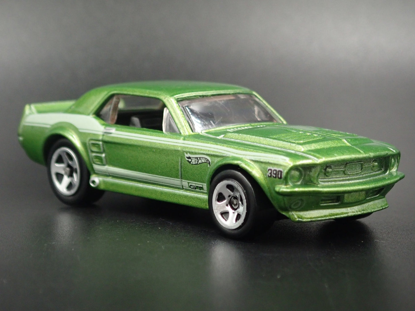 1967 67 FORD MUSTANG COUPE GREEN 1:64 SCALE COLLECTIBLE DIORAMA DIECAST MODEL CAR