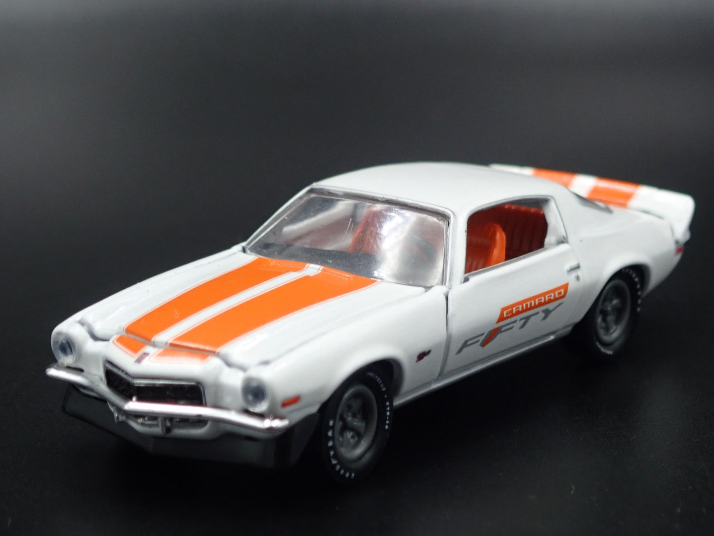 1972 72 CHEVY CHEVROLET CAMARO Z/28 WHITE 1:64 SCALE DIORAMA DIECAST MODEL CAR