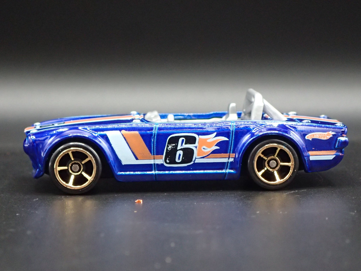 1968-1976 TRIUMPH TR6 CONVERTIBLE BLUE 1:64 SCALE DIORAMA DIECAST MODEL CAR