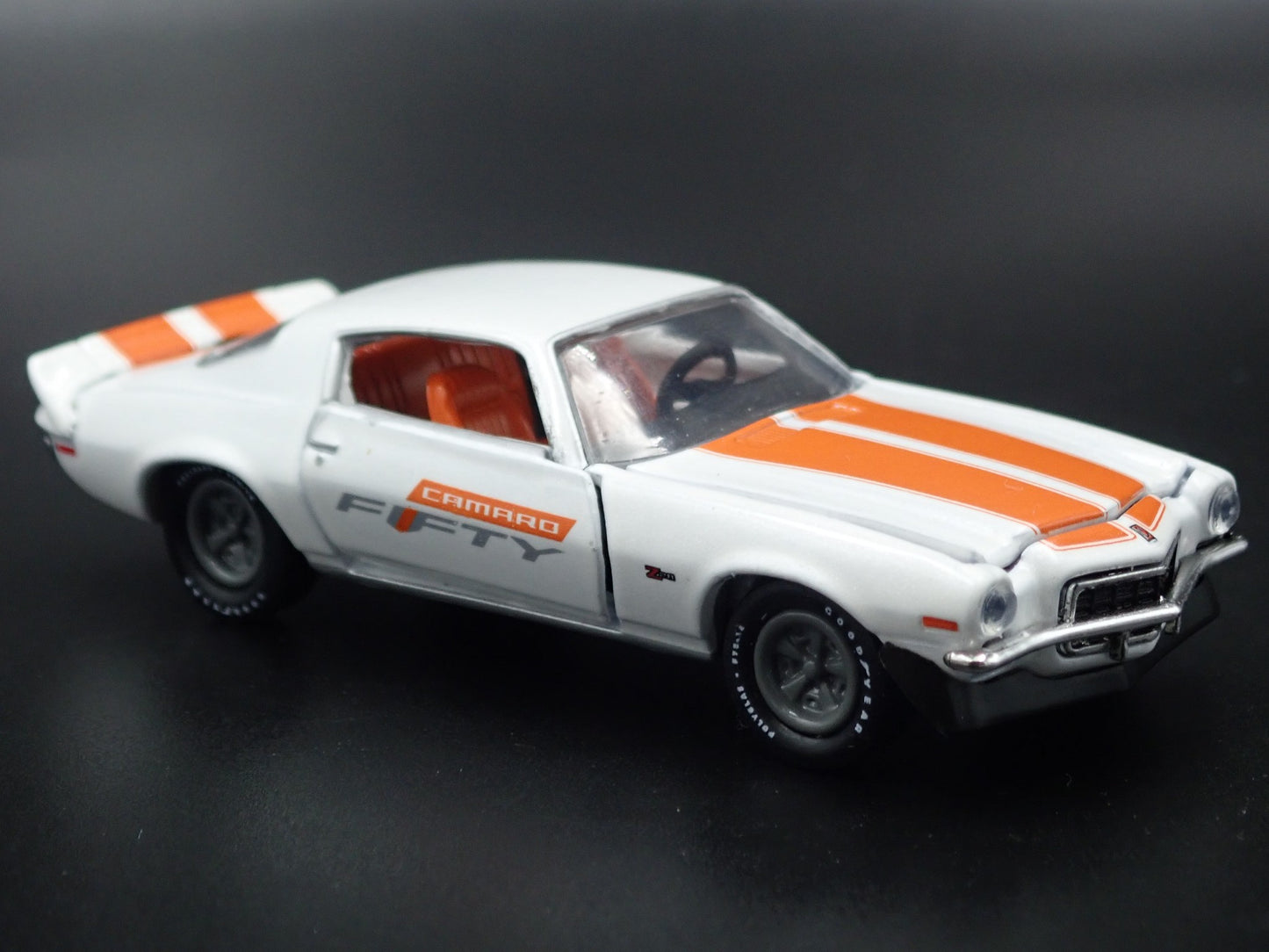 1972 72 CHEVY CHEVROLET CAMARO Z/28 WHITE 1:64 SCALE DIORAMA DIECAST MODEL CAR