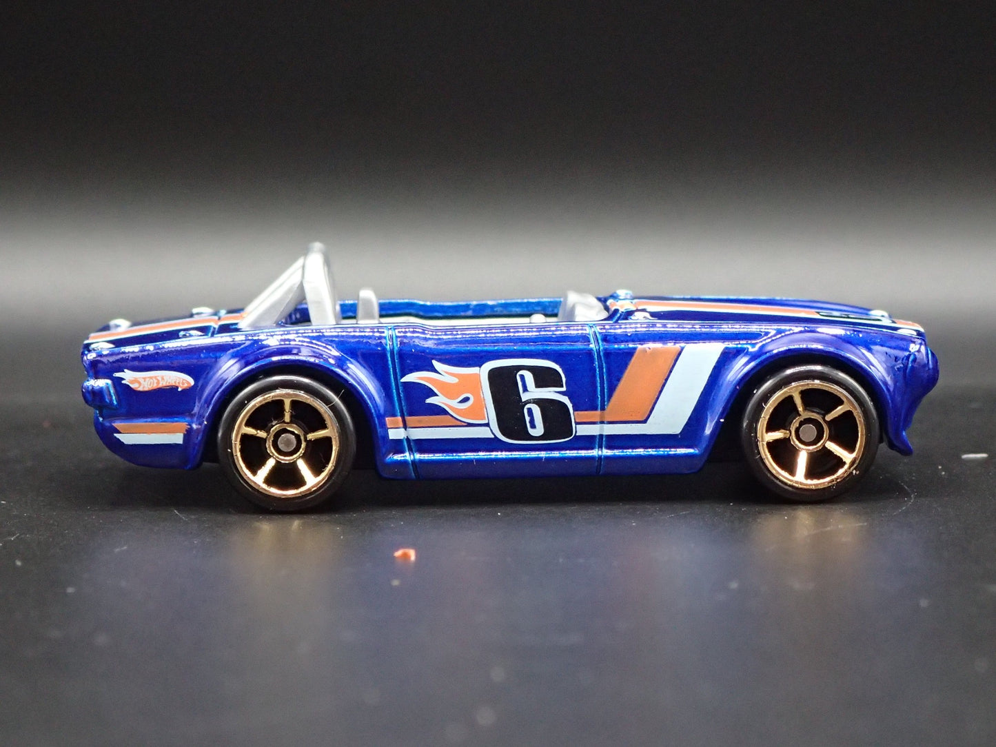 1968-1976 TRIUMPH TR6 CONVERTIBLE BLUE 1:64 SCALE DIORAMA DIECAST MODEL CAR