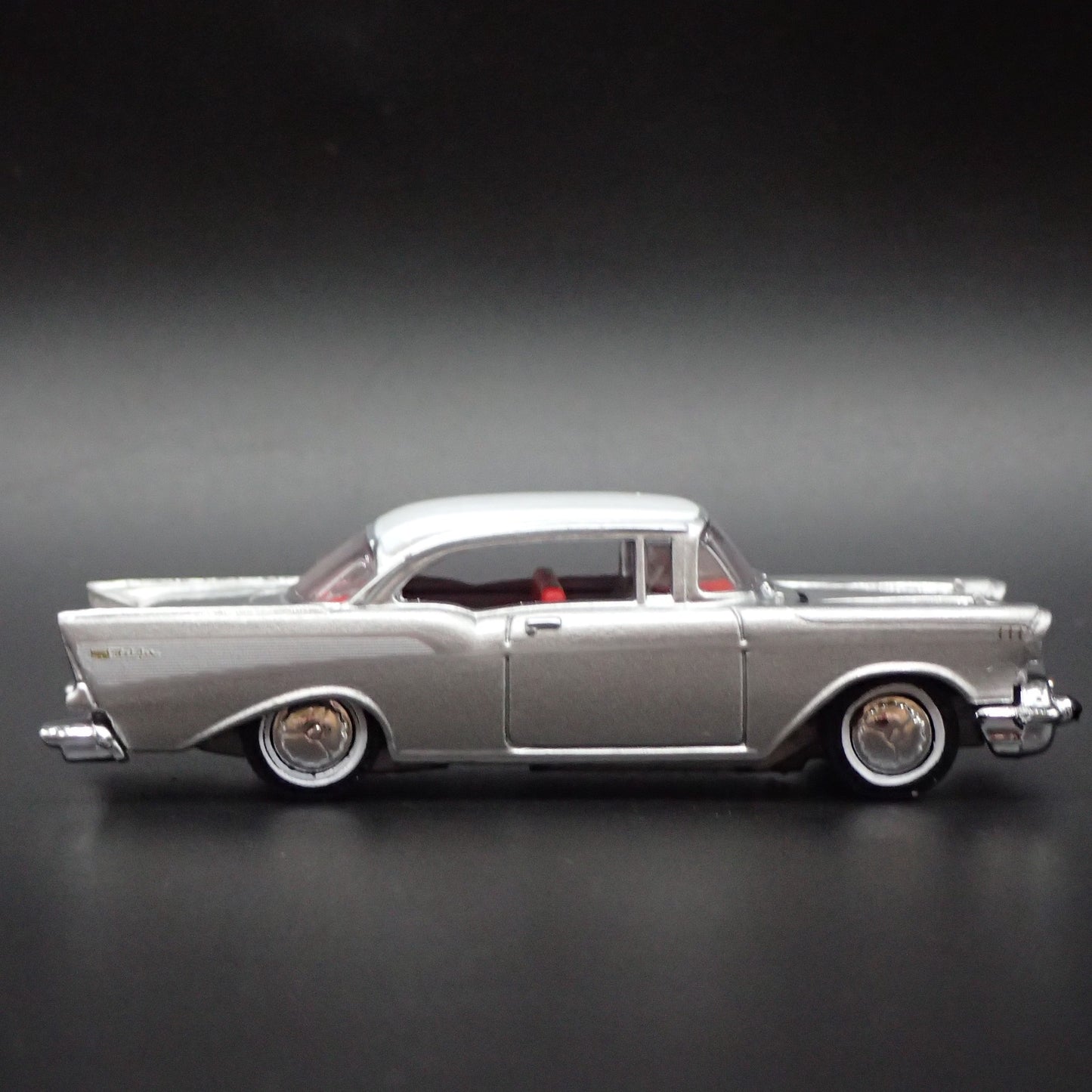 1957 57 CHEVY CHEVROLET BEL AIR SILVER RARE 1:64 SCALE DIORAMA DIECAST MODEL CAR