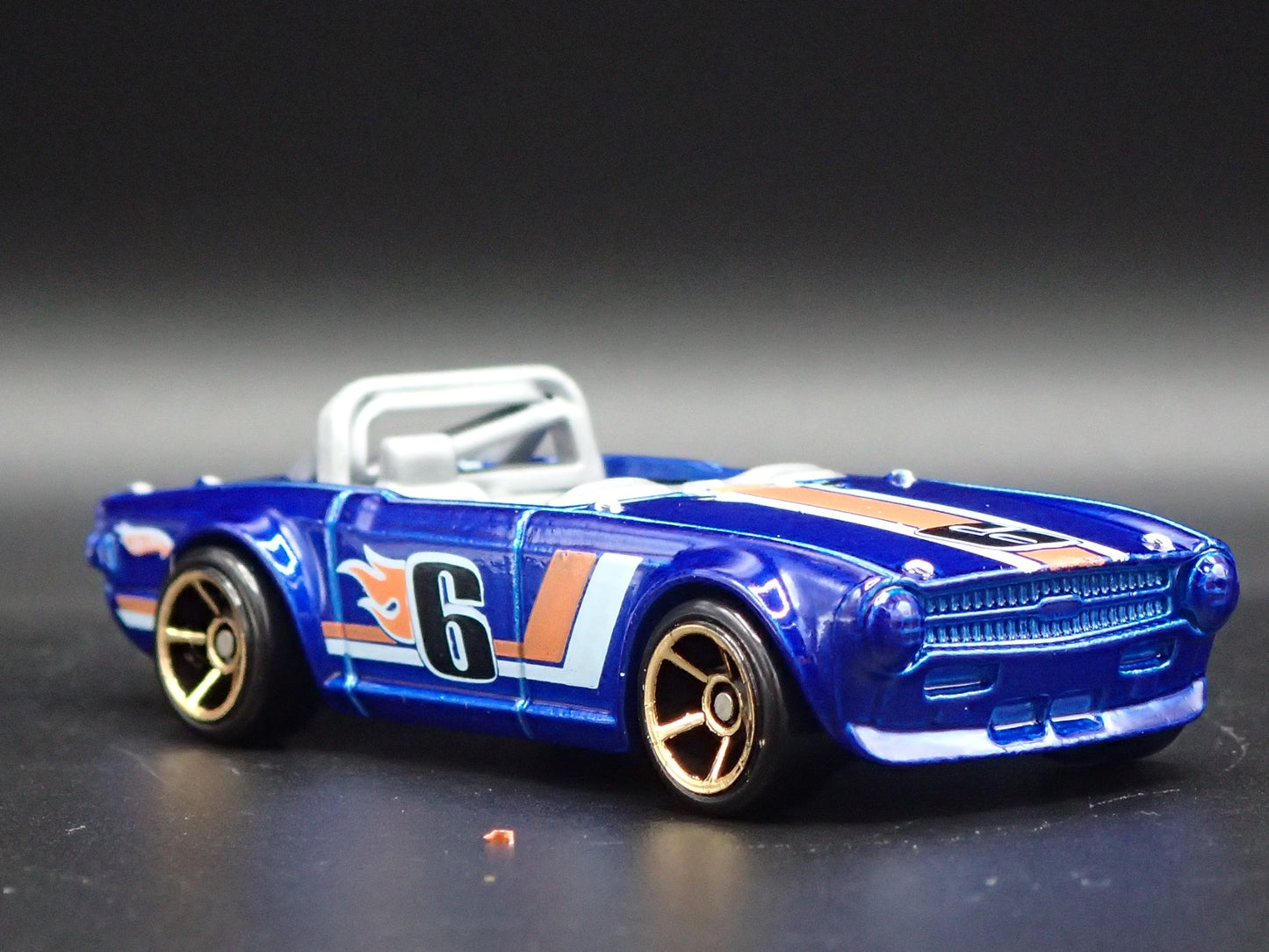 1968-1976 TRIUMPH TR6 CONVERTIBLE BLUE 1:64 SCALE DIORAMA DIECAST MODEL CAR