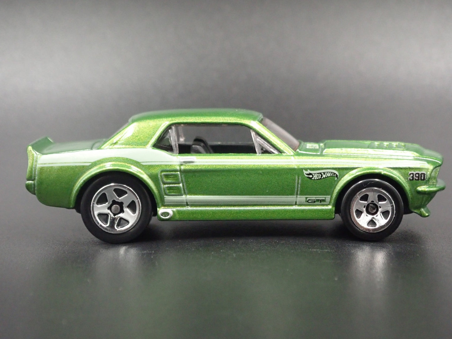 1967 67 FORD MUSTANG COUPE GREEN 1:64 SCALE COLLECTIBLE DIORAMA DIECAST MODEL CAR