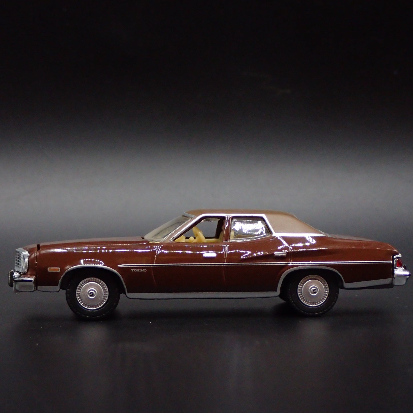 1974 74 FORD GRAN TORINO BROUGHAM BURGUNDY 1:64 SCALE DIORAMA DIECAST MODEL CAR