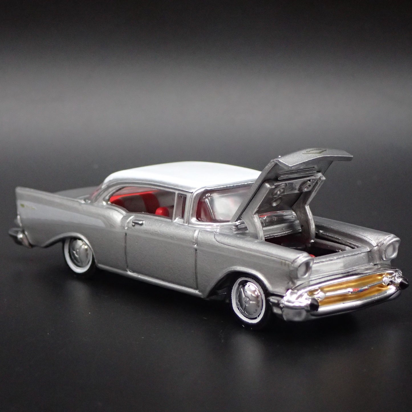 1957 57 CHEVY CHEVROLET BEL AIR SILVER RARE 1:64 SCALE DIORAMA DIECAST MODEL CAR