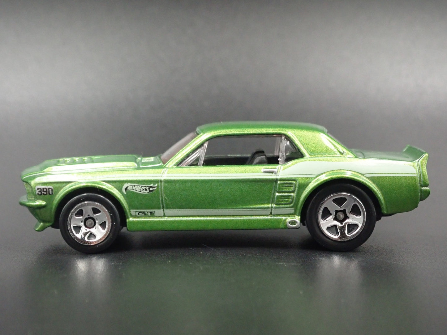 1967 67 FORD MUSTANG COUPE GREEN 1:64 SCALE COLLECTIBLE DIORAMA DIECAST MODEL CAR