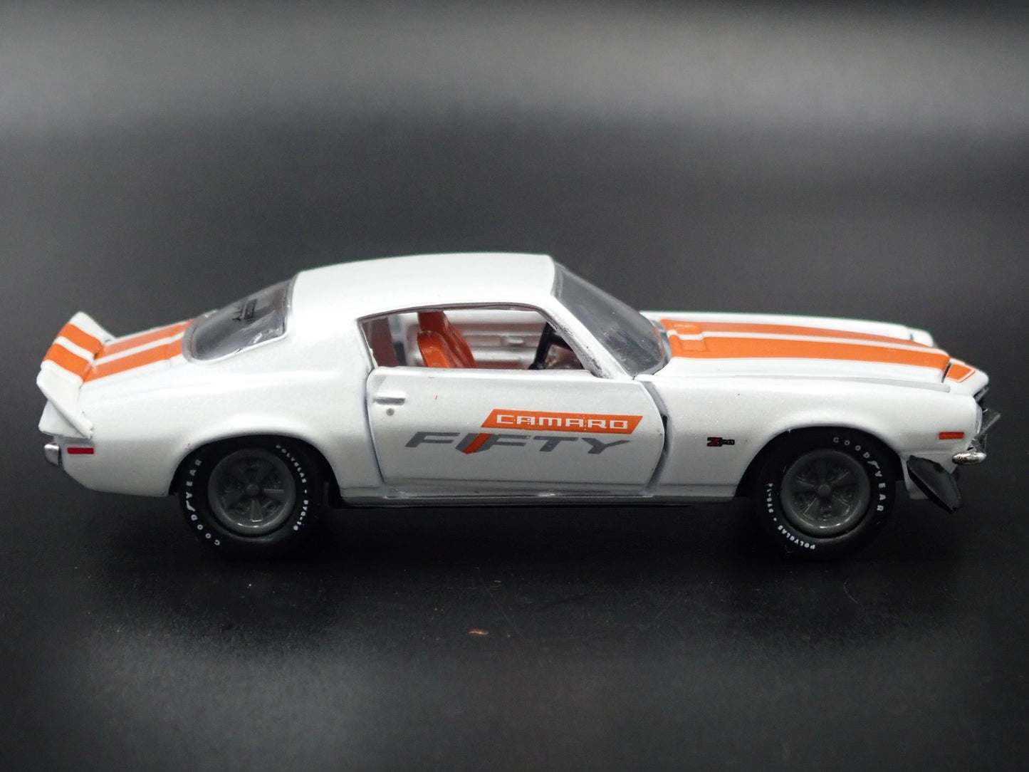 1972 72 CHEVY CHEVROLET CAMARO Z/28 WHITE 1:64 SCALE DIORAMA DIECAST MODEL CAR