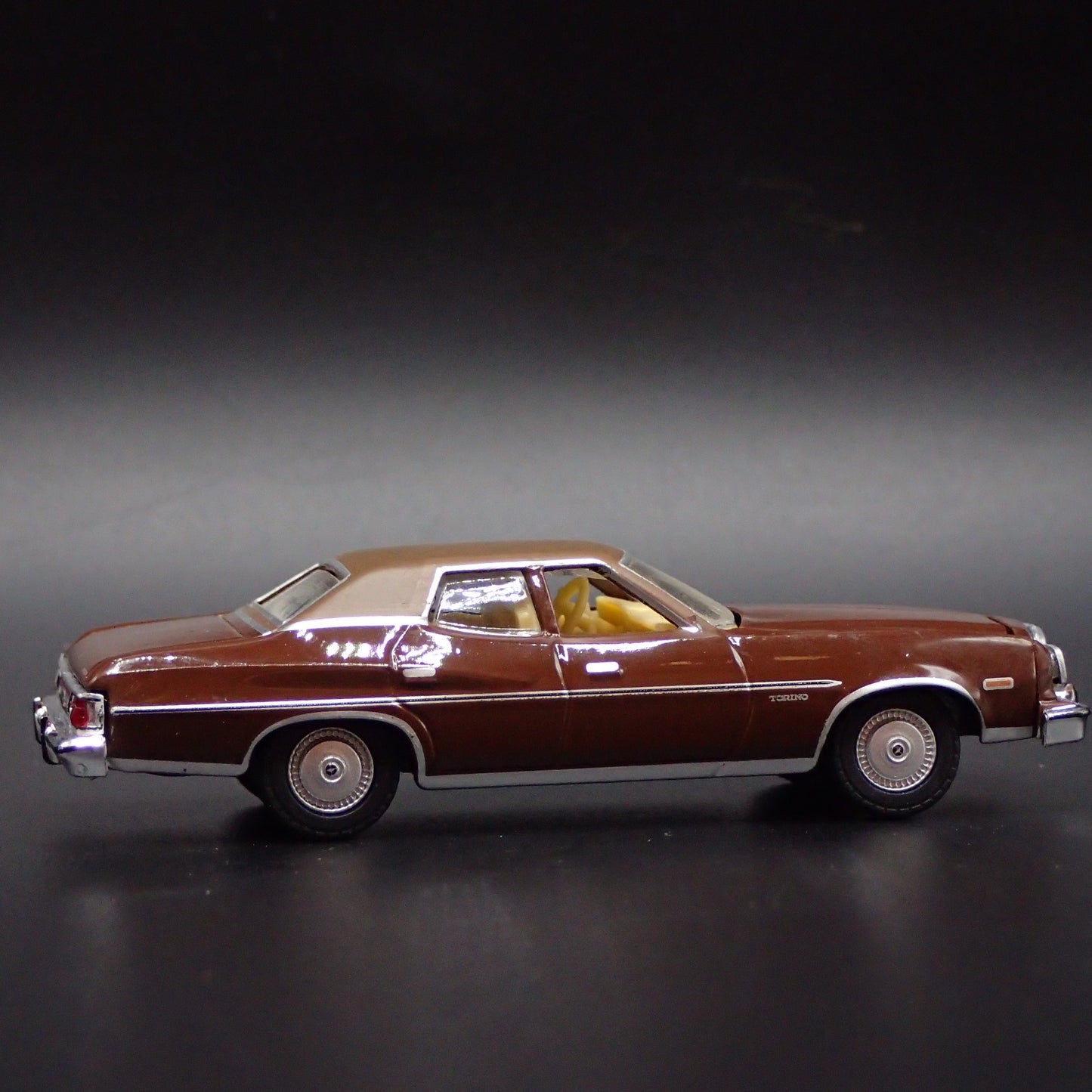 1974 74 FORD GRAN TORINO BROUGHAM BURGUNDY 1:64 SCALE DIORAMA DIECAST MODEL CAR