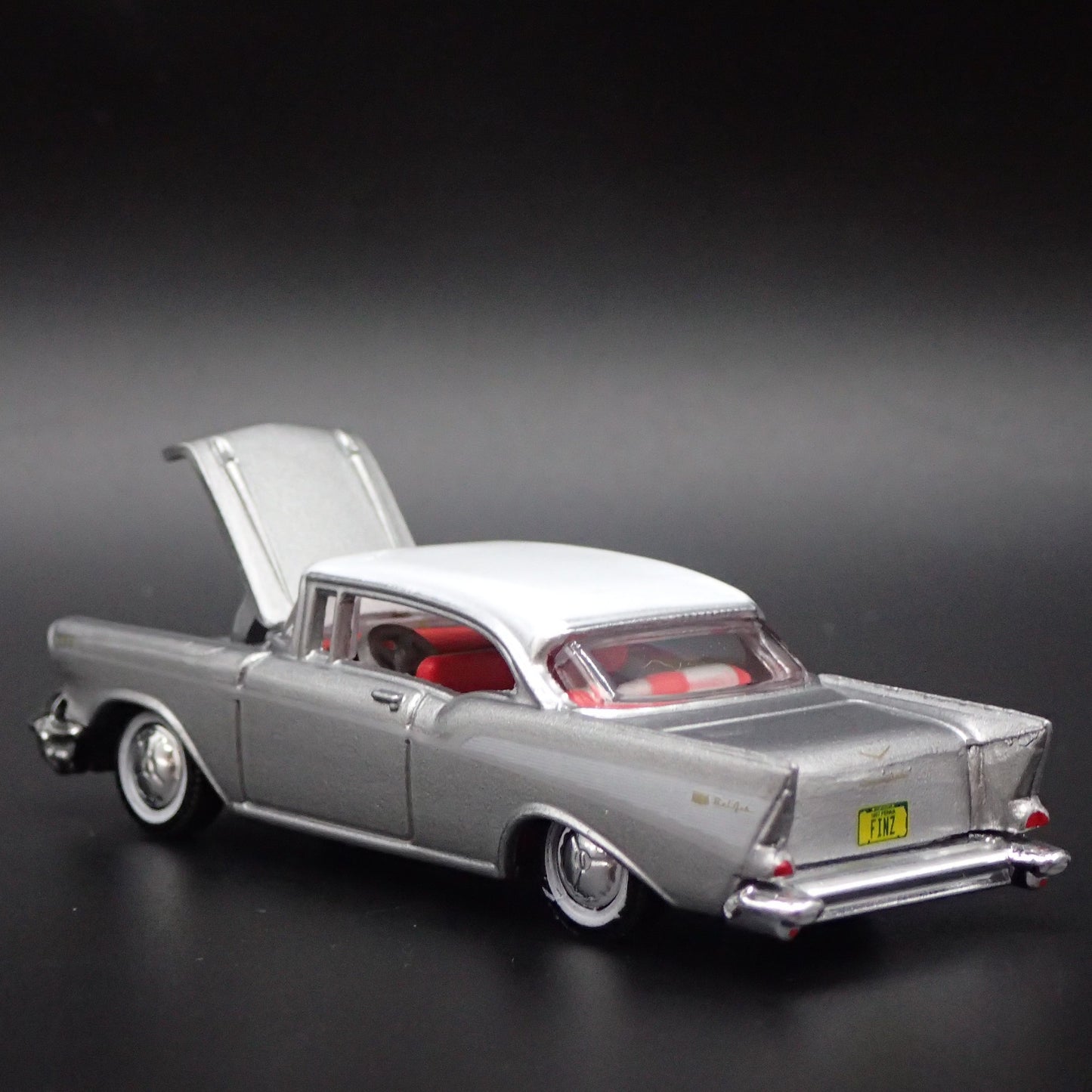 1957 57 CHEVY CHEVROLET BEL AIR SILVER RARE 1:64 SCALE DIORAMA DIECAST MODEL CAR