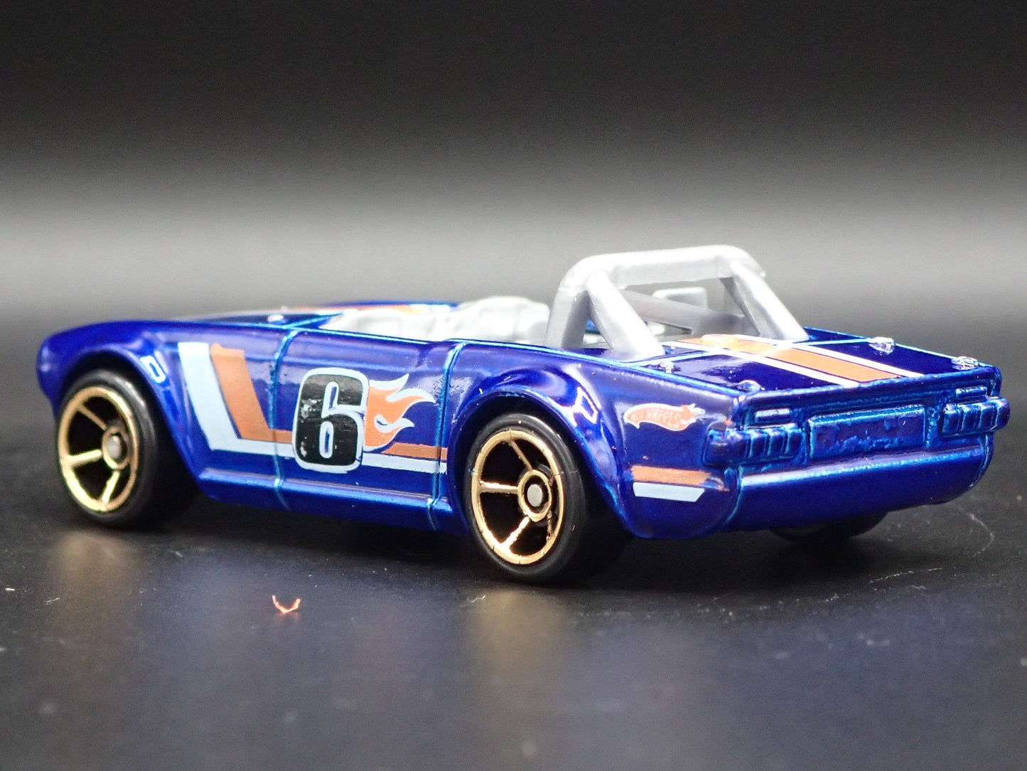 1968-1976 TRIUMPH TR6 CONVERTIBLE BLUE 1:64 SCALE DIORAMA DIECAST MODEL CAR