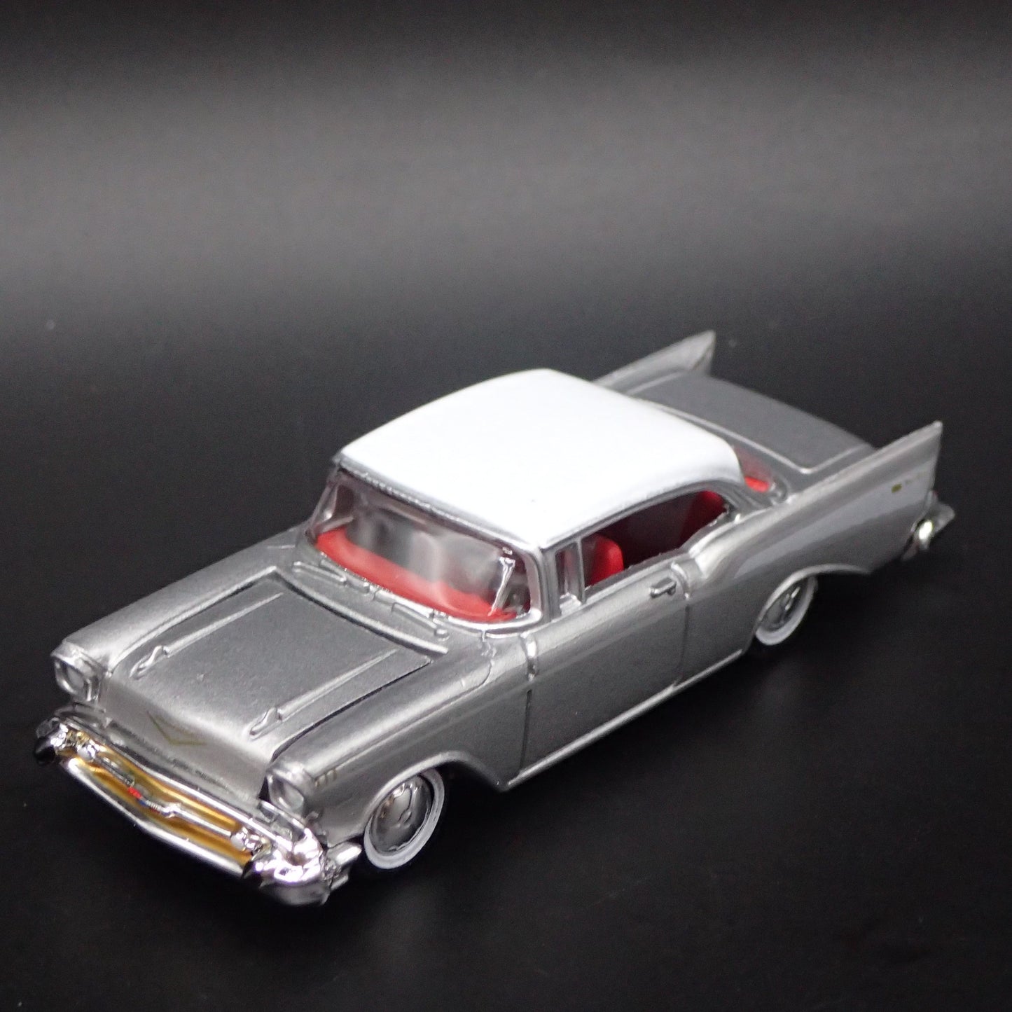 1957 57 CHEVY CHEVROLET BEL AIR SILVER RARE 1:64 SCALE DIORAMA DIECAST MODEL CAR