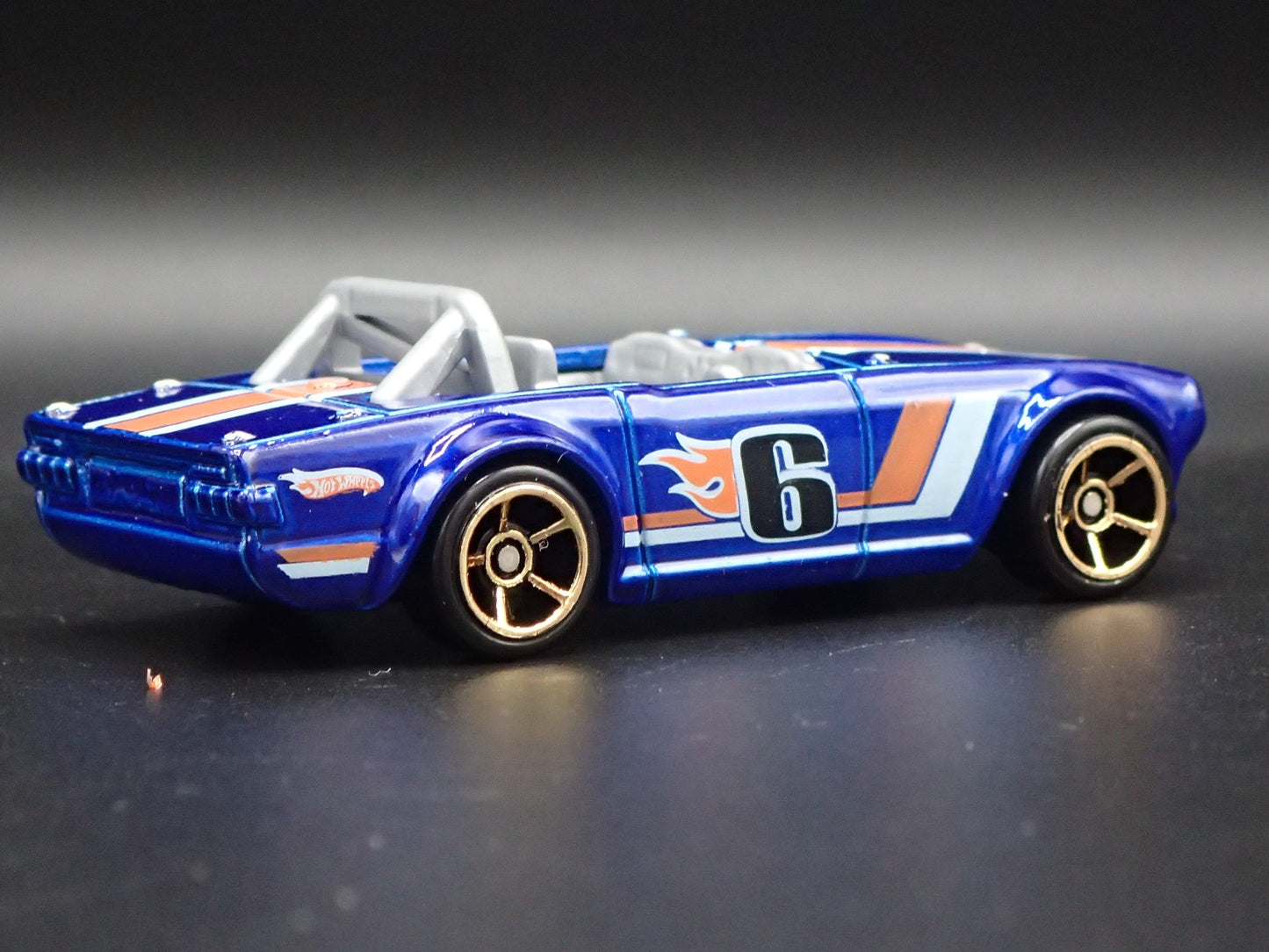 1968-1976 TRIUMPH TR6 CONVERTIBLE BLUE 1:64 SCALE DIORAMA DIECAST MODEL CAR