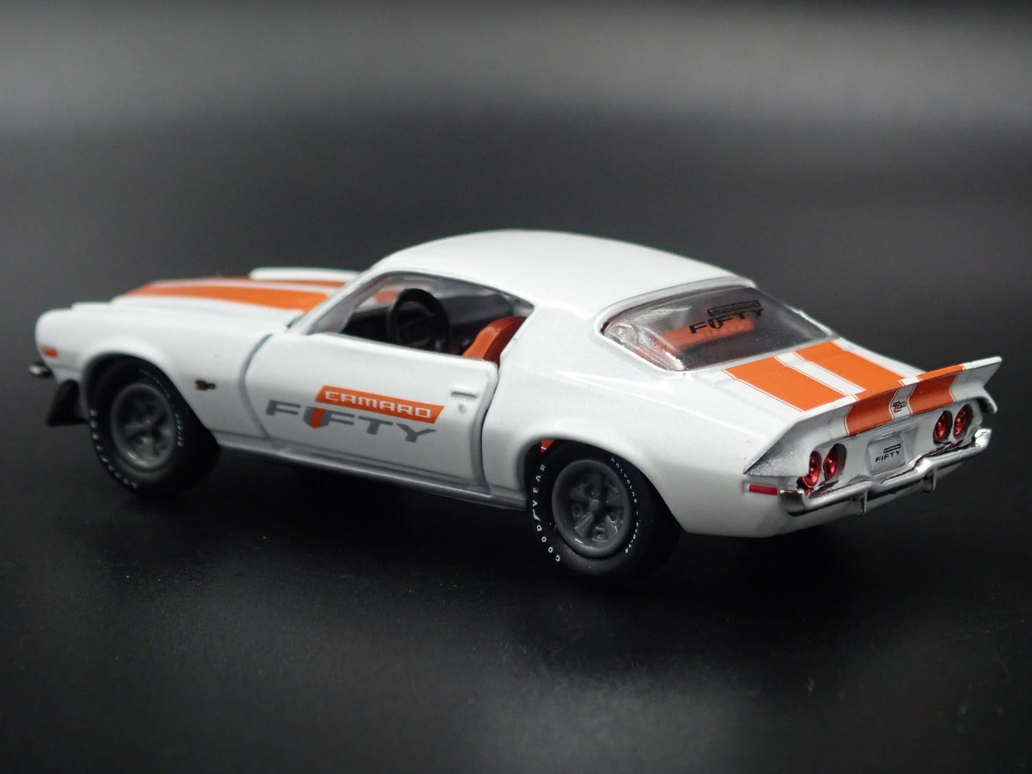 1972 72 CHEVY CHEVROLET CAMARO Z/28 WHITE 1:64 SCALE DIORAMA DIECAST MODEL CAR