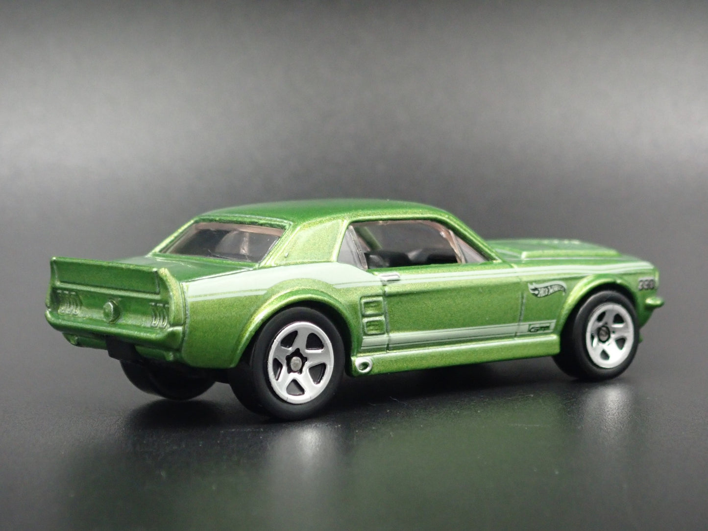 1967 67 FORD MUSTANG COUPE GREEN 1:64 SCALE COLLECTIBLE DIORAMA DIECAST MODEL CAR