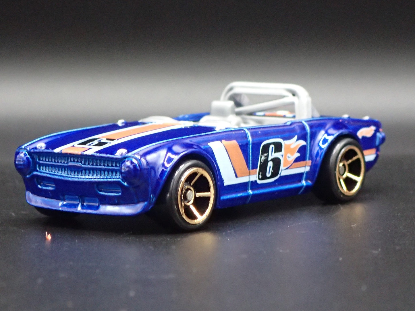 1968-1976 TRIUMPH TR6 CONVERTIBLE BLUE 1:64 SCALE DIORAMA DIECAST MODEL CAR